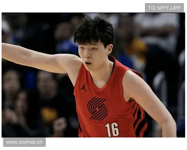 杨瀚森一到家就换成拖鞋，场上还那么飒，差距也忒大了点吧？