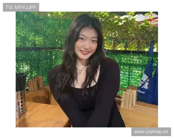 李梦打完球拎着小巧名牌盒子走出通道，队友还在擦汗，这画面太不搭