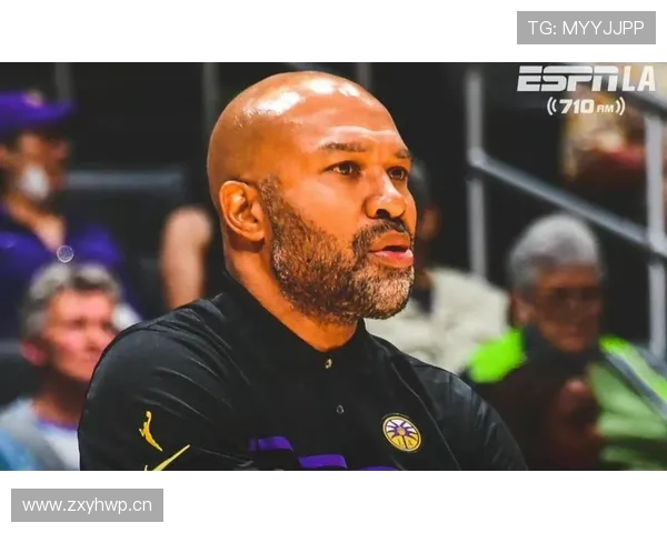 费舍尔无球跑动牵制防守，关键回合提升湖人外线效率